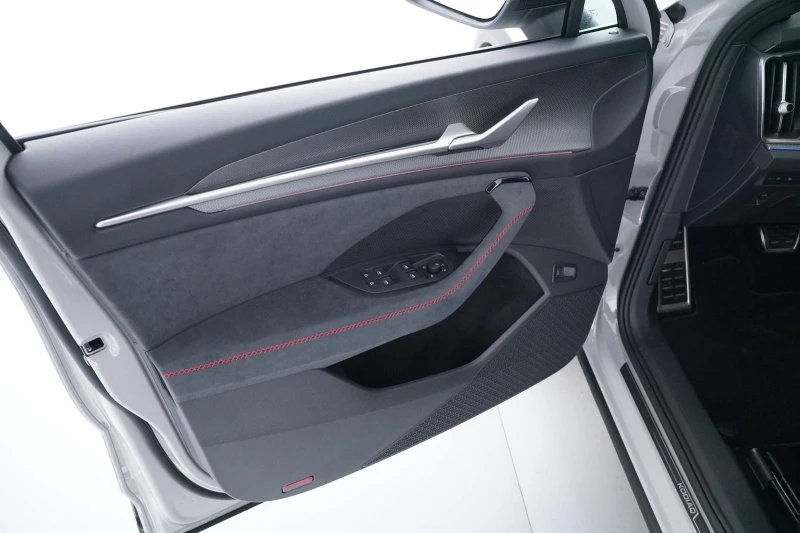 Skoda Kodiaq RS* 2.0TSI* DSG* 4x4* DISTR* CAMERA* KEYLESS* CANT, снимка 7 - Автомобили и джипове - 51766008