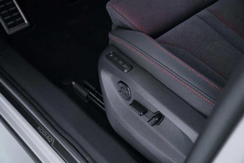 Skoda Kodiaq RS* 2.0TSI* DSG* 4x4* DISTR* CAMERA* KEYLESS* CANT, снимка 9 - Автомобили и джипове - 51766008