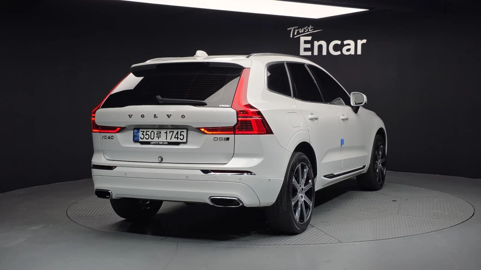 Volvo XC60 D5 INSCRIPTION / HUD / B&W/ PANO / ПОДГРЕВИ, снимка 3 - Автомобили и джипове - 54779252