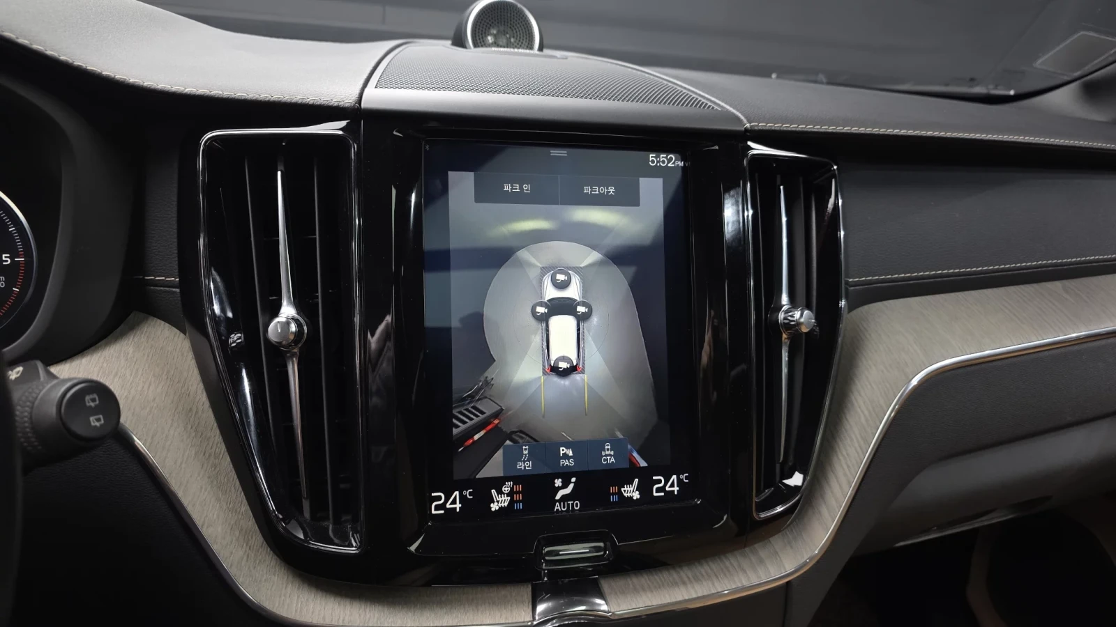 Volvo XC60 D5 INSCRIPTION / HUD / B&W/ PANO / ПОДГРЕВИ, снимка 14 - Автомобили и джипове - 54779252