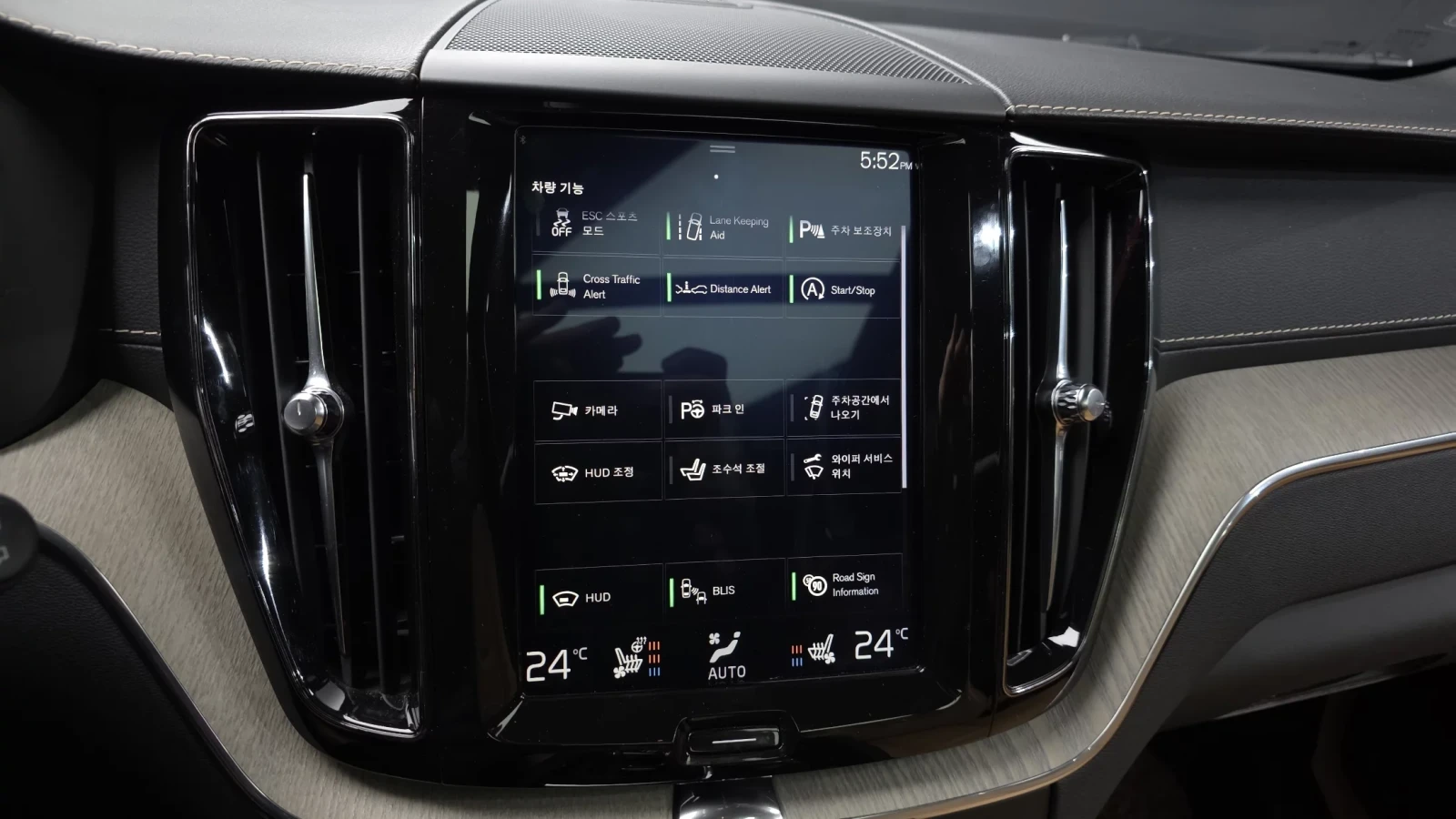 Volvo XC60 D5 INSCRIPTION / HUD / B&W/ PANO / ПОДГРЕВИ, снимка 15 - Автомобили и джипове - 54779252