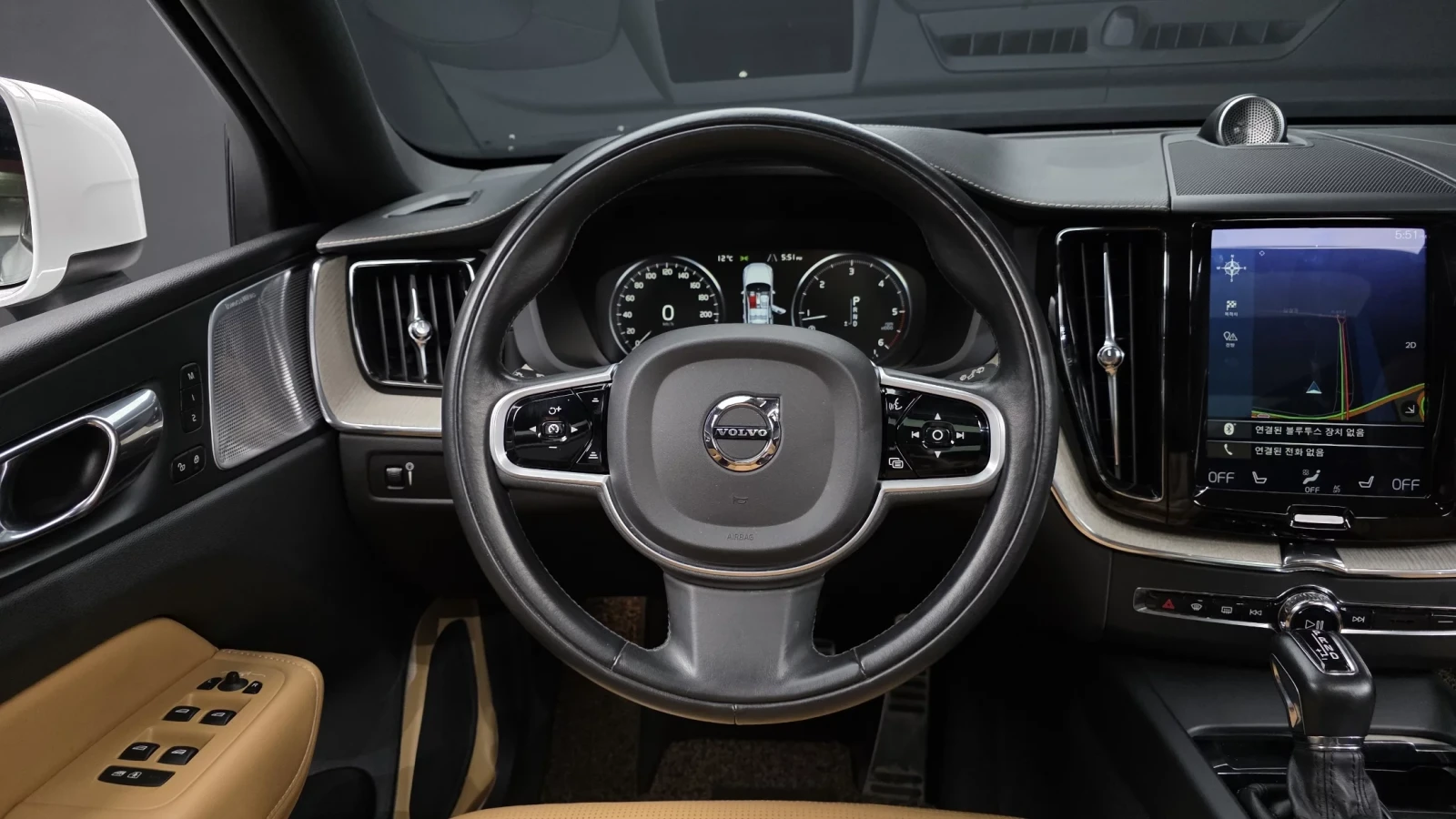 Volvo XC60 D5 INSCRIPTION / HUD / B&W/ PANO / ПОДГРЕВИ, снимка 10 - Автомобили и джипове - 54779252