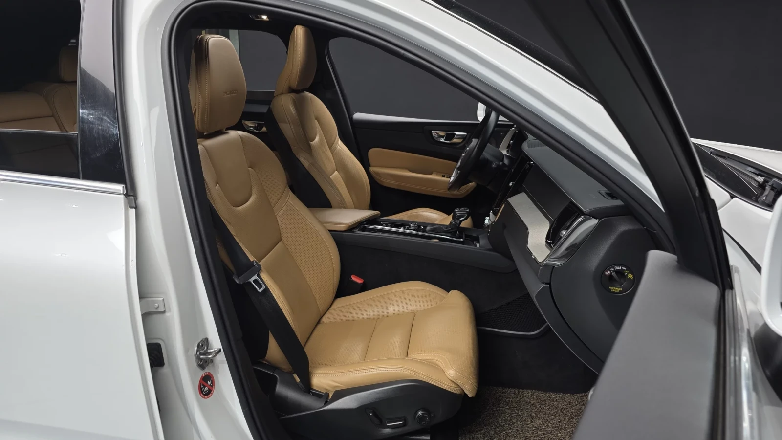 Volvo XC60 D5 INSCRIPTION / HUD / B&W/ PANO / ПОДГРЕВИ, снимка 12 - Автомобили и джипове - 54779252