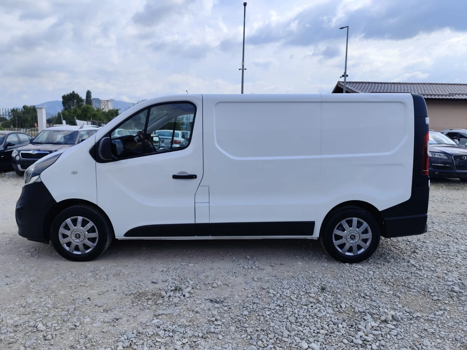 Opel Vivaro 1.6 дизел Италия, снимка 11 - Бусове и автобуси - 55161317