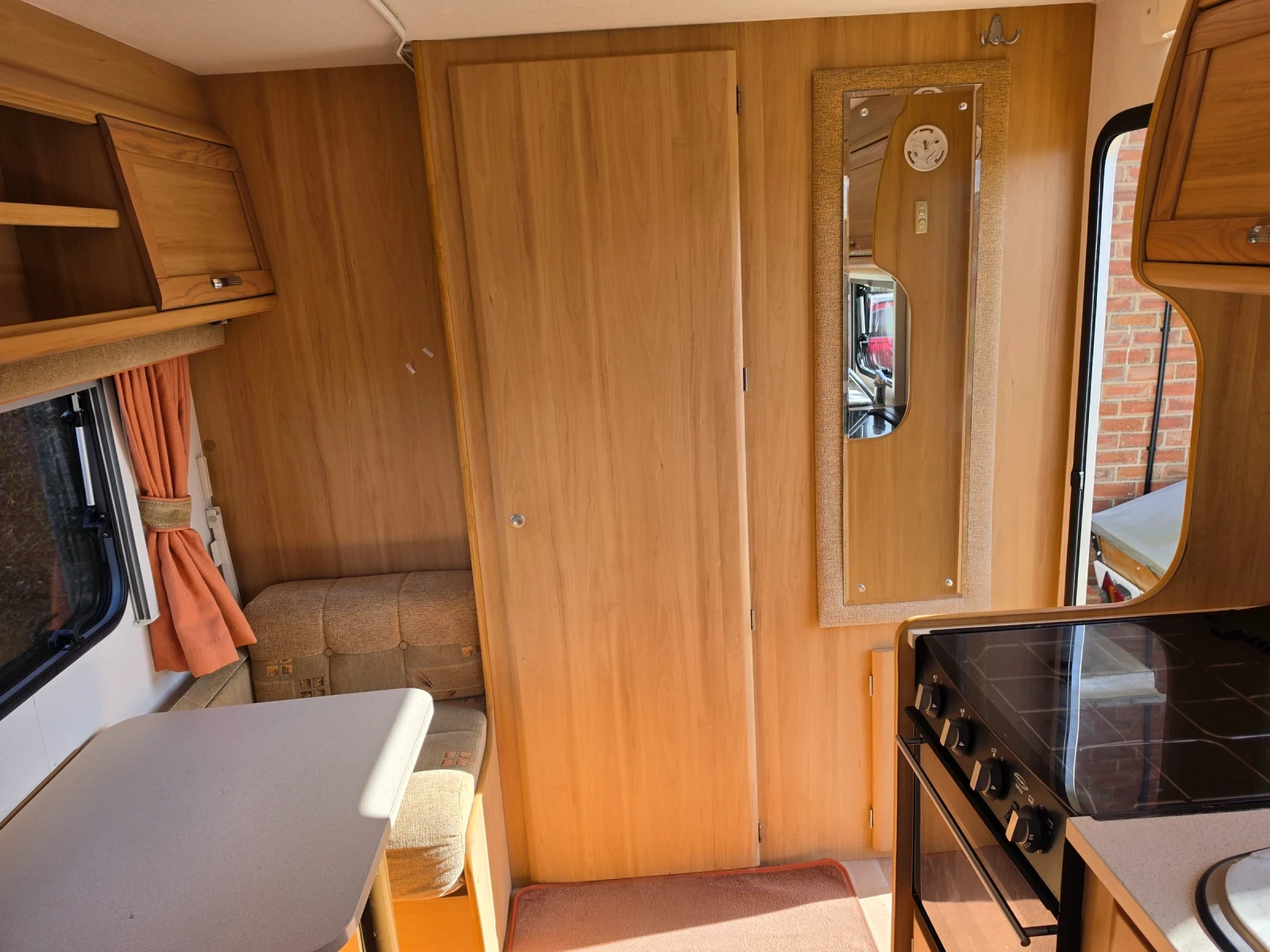 Каравана Avondale Mayfair 545-4, снимка 11 - Каравани и кемпери - 53858166