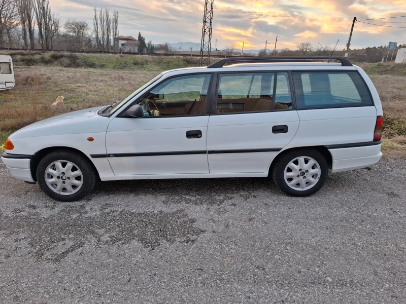 Opel Astra, снимка 3 - Автомобили и джипове - 48286529