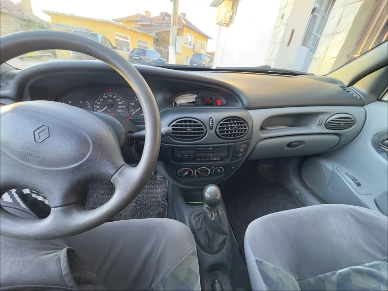 Renault Megane 1.6 , снимка 9 - Автомобили и джипове - 52293995