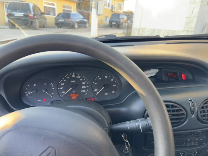 Renault Megane 1.6 , снимка 8 - Автомобили и джипове - 52293995