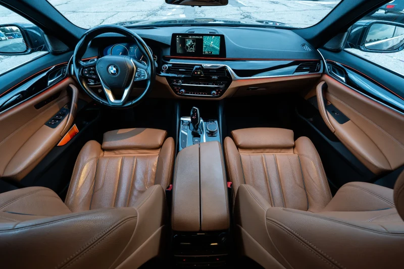 BMW 530 xDrive // Adaptive LED // HarmanKardon, снимка 12 - Автомобили и джипове - 52450104