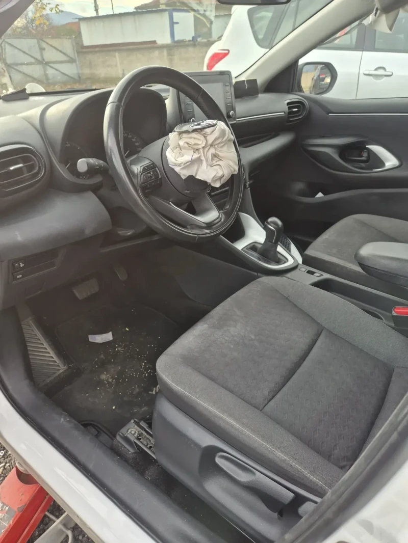 Toyota Yaris 1.5 HYBRID, снимка 11 - Автомобили и джипове - 52554863