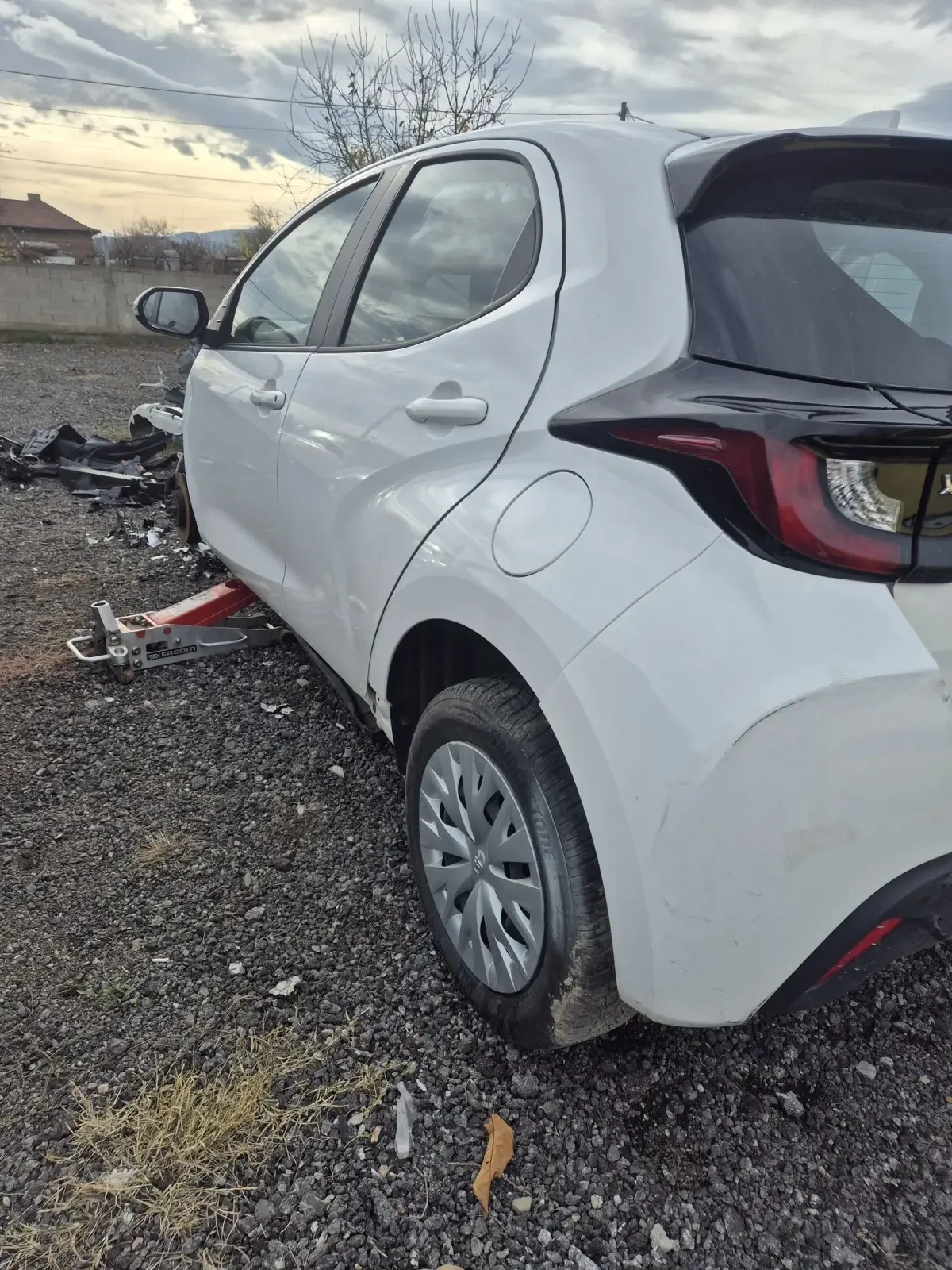 Toyota Yaris 1.5 HYBRID - изображение 2