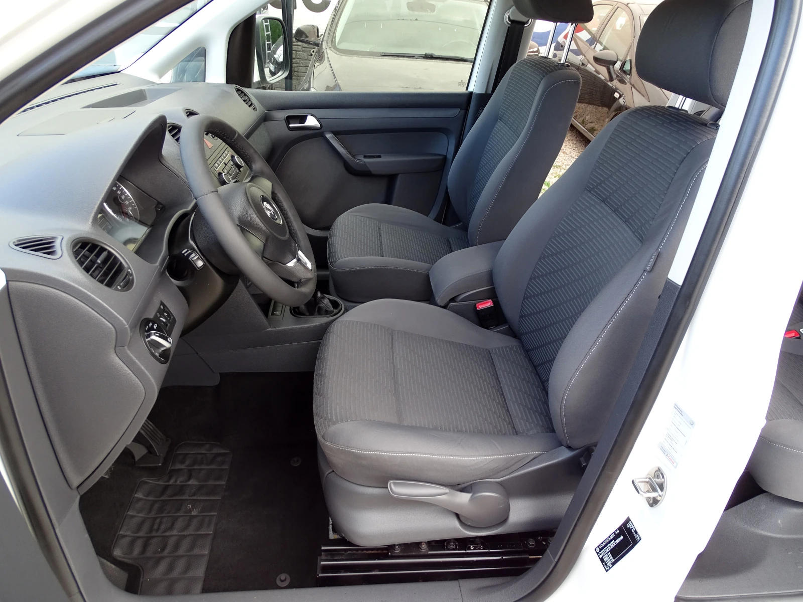 VW Caddy 1.6TDI_MAXI_Дълга База_* , снимка 9 - Автомобили и джипове - 54611783