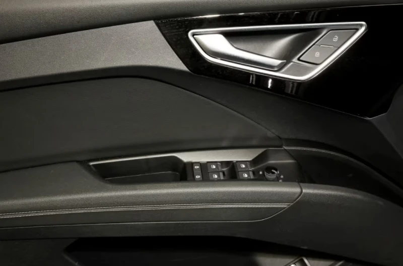 Audi Q4 50e-TRON/299HP/SB/S-LINE/PANO/HUD/MATRIX/CAM/290g, снимка 10 - Автомобили и джипове - 51657559