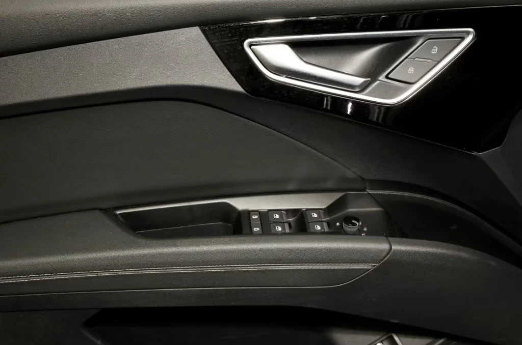 Audi Q4 50e-TRON/299HP/SB/S-LINE/PANO/HUD/MATRIX/CAM/290g - изображение 10
