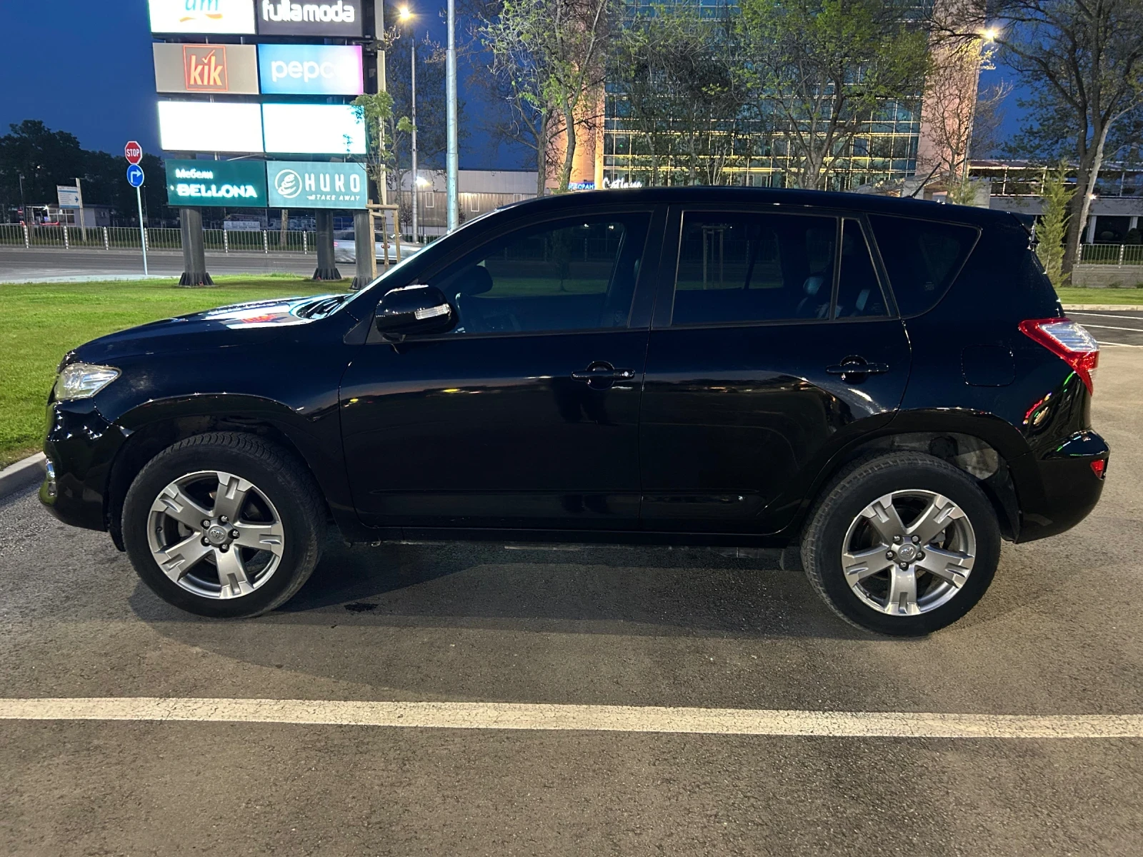 Toyota Rav4 2.2D 4x4 AC, снимка 2 - Автомобили и джипове - 54435553
