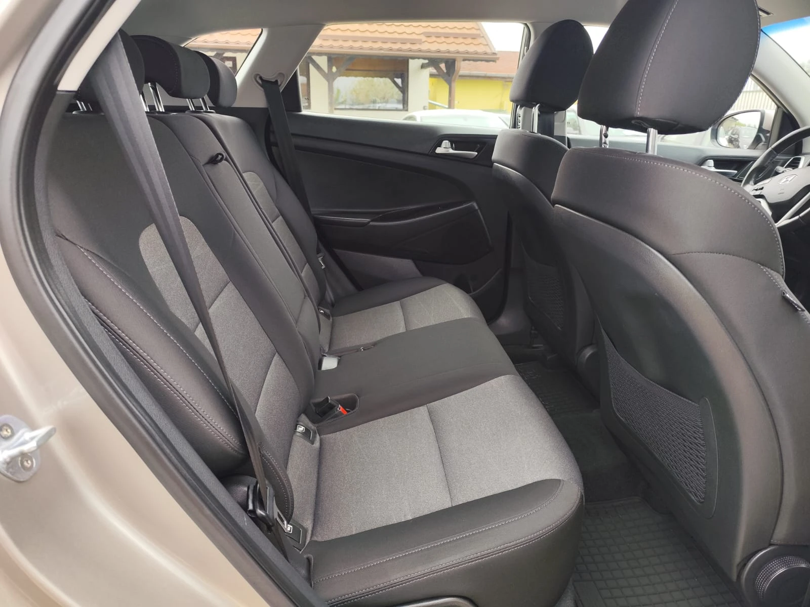 Hyundai Tucson 1.6 дизел 4х4, снимка 15 - Автомобили и джипове - 54278515