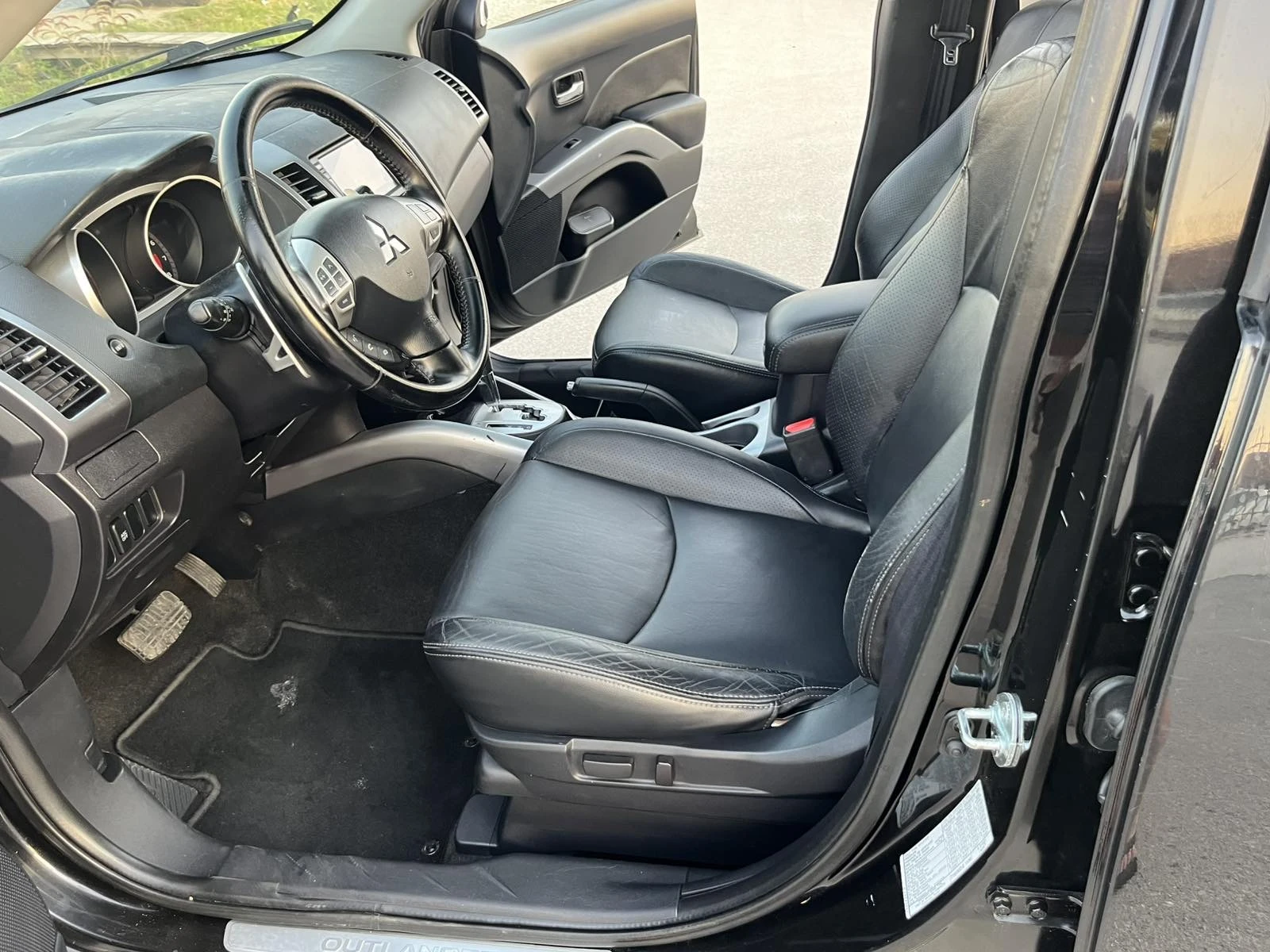 Mitsubishi Outlander 2.4I 170кс 4Х4 АВТОМАТ КЛИМАТИК NAVI, снимка 8 - Автомобили и джипове - 55076029