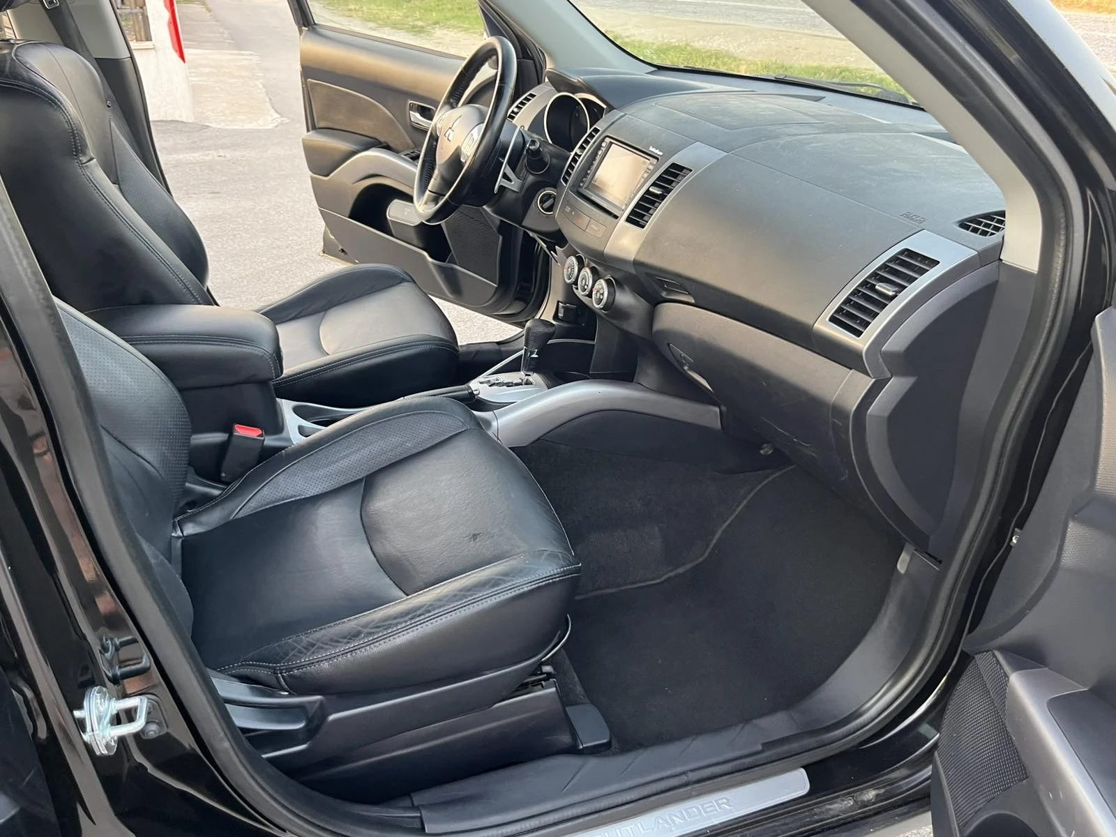 Mitsubishi Outlander 2.4I 170кс 4Х4 АВТОМАТ КЛИМАТИК NAVI, снимка 11 - Автомобили и джипове - 55076029