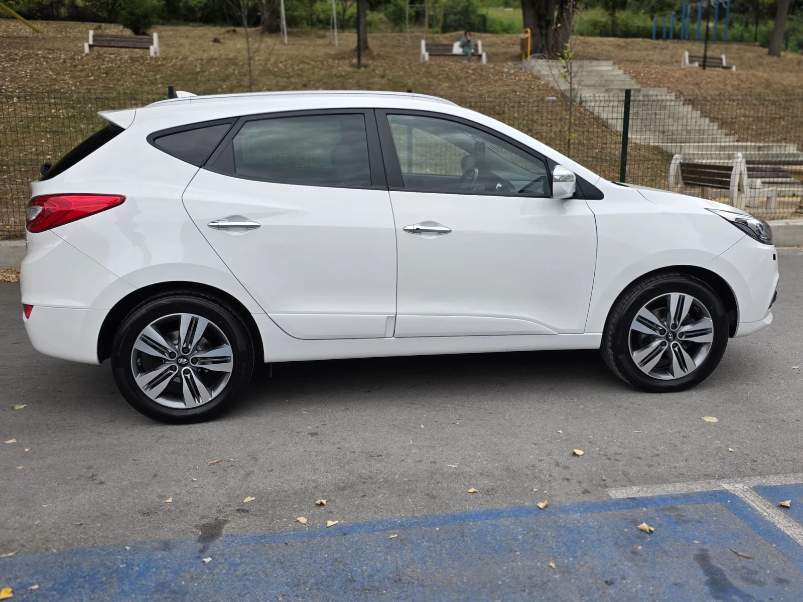 Hyundai IX35 2.0 CRDI 4WD KeyyGo, снимка 4 - Автомобили и джипове - 56248403