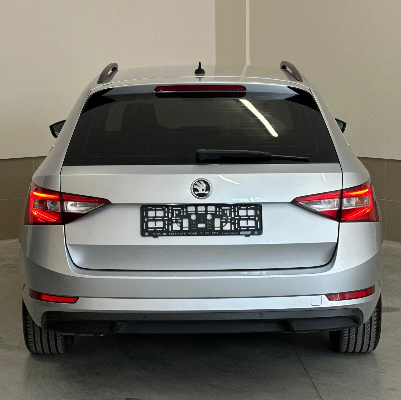 Skoda Superb 2.00D/Matrix/Ръчка/Full//CarPlay/Navi/TOP/История!, снимка 6 - Автомобили и джипове - 54655991