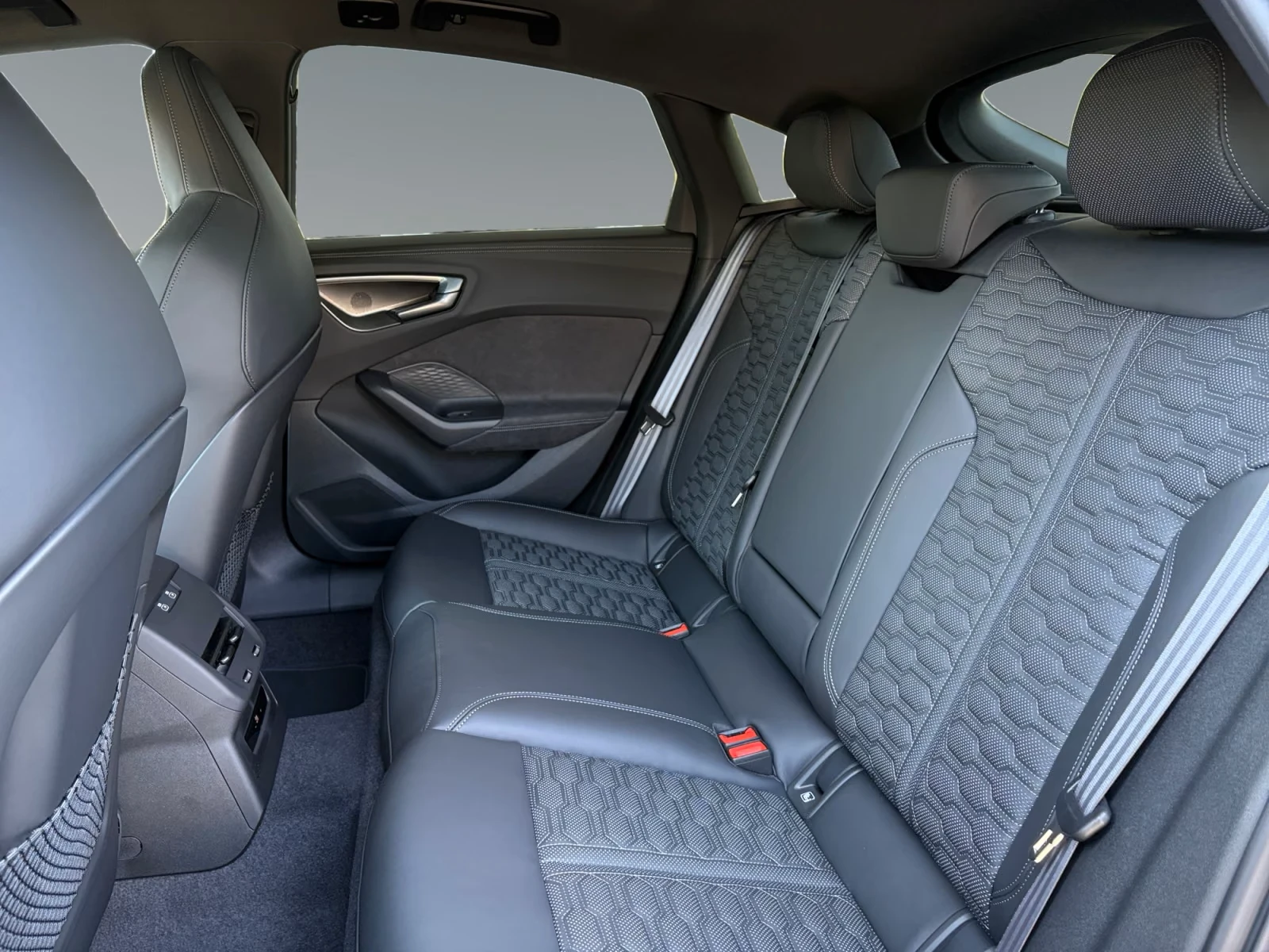 Audi Rs5 FACELIFT* B&O-3D* HEAD-UP* DISTR* 360CAM* PANO* ME, снимка 10 - Автомобили и джипове - 56220565