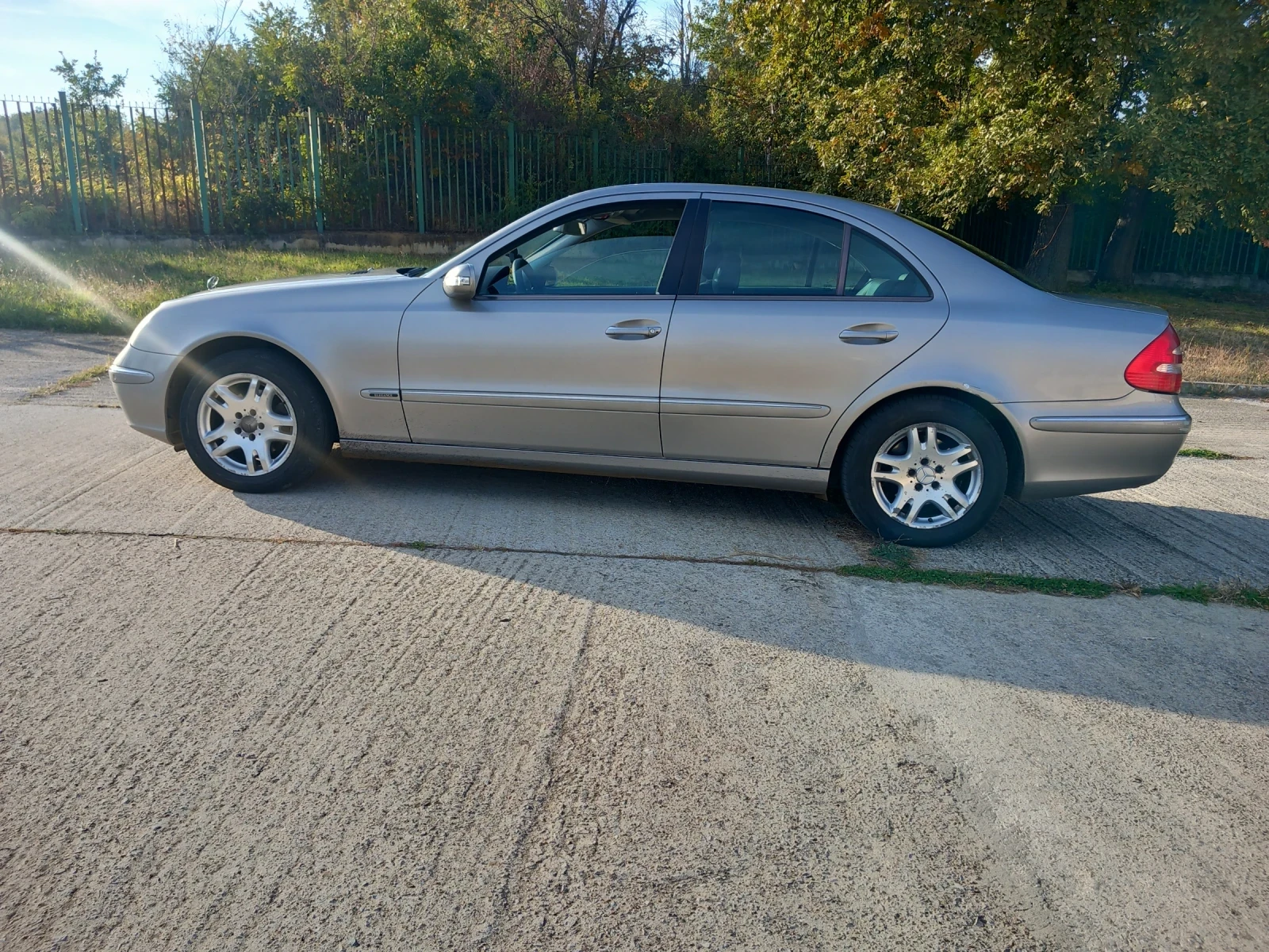 Mercedes-Benz E 220, снимка 3 - Автомобили и джипове - 56460611