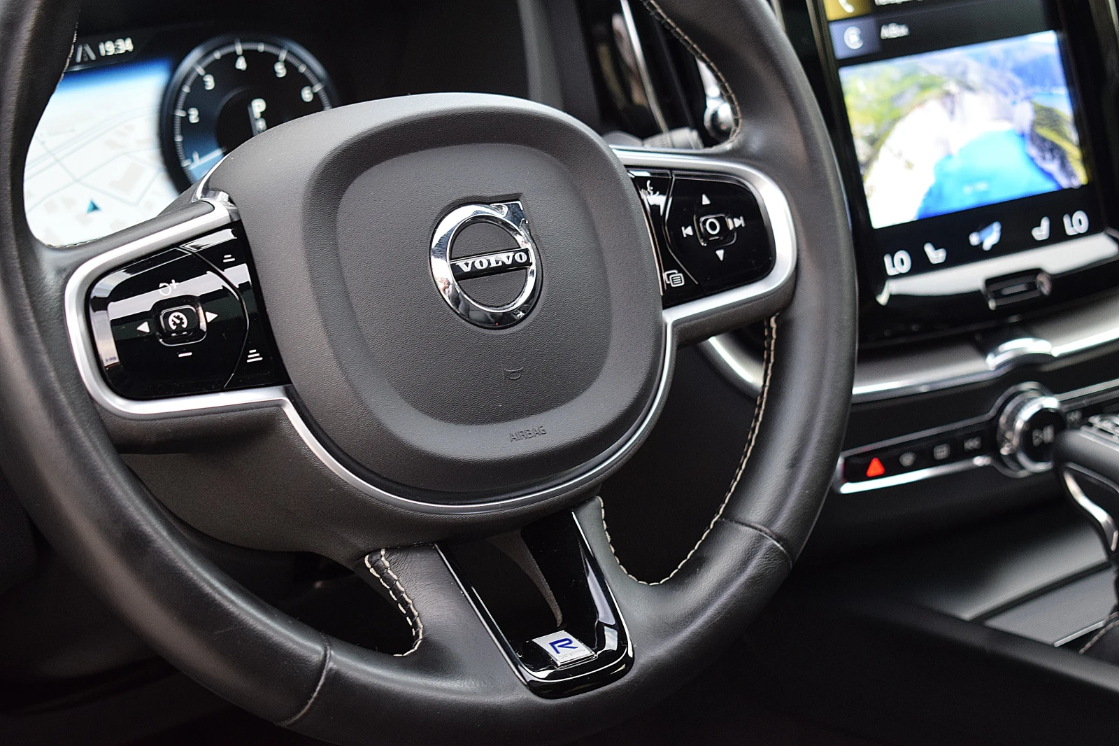 Volvo XC60  2.0ШВЕЙЦАРИЯ/T6 AWD R-Design Geartronic - изображение 10