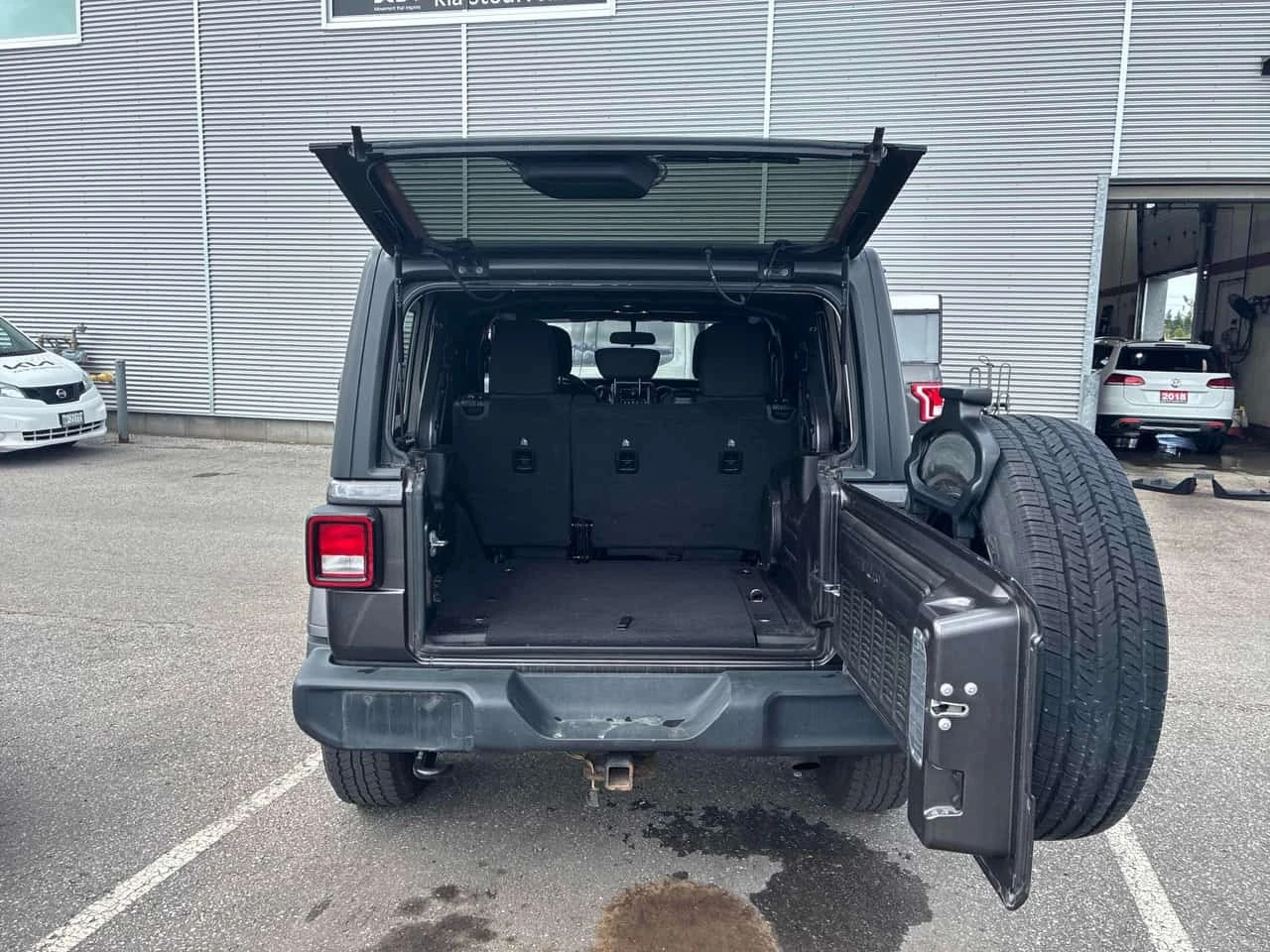 Jeep Wrangler * Sport * CARFAX * БЕЗ ПЪРВОНАЧАЛНА ВНОСКА, снимка 15 - Автомобили и джипове - 55797842
