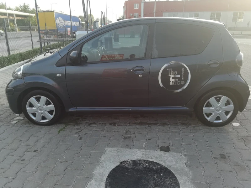 Toyota Aygo LPG , CLIMA + 4 гуми, снимка 2 - Автомобили и джипове - 47415204