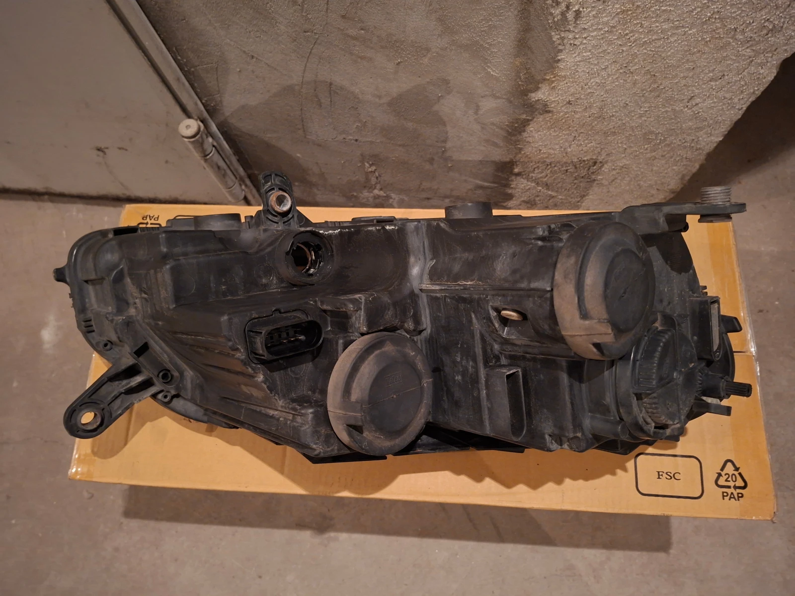 Оригинален преден фар Фолксваген Пасат Б7 Комби/ VW Passat B7 - ляв, снимка 4 - Части - 54008124