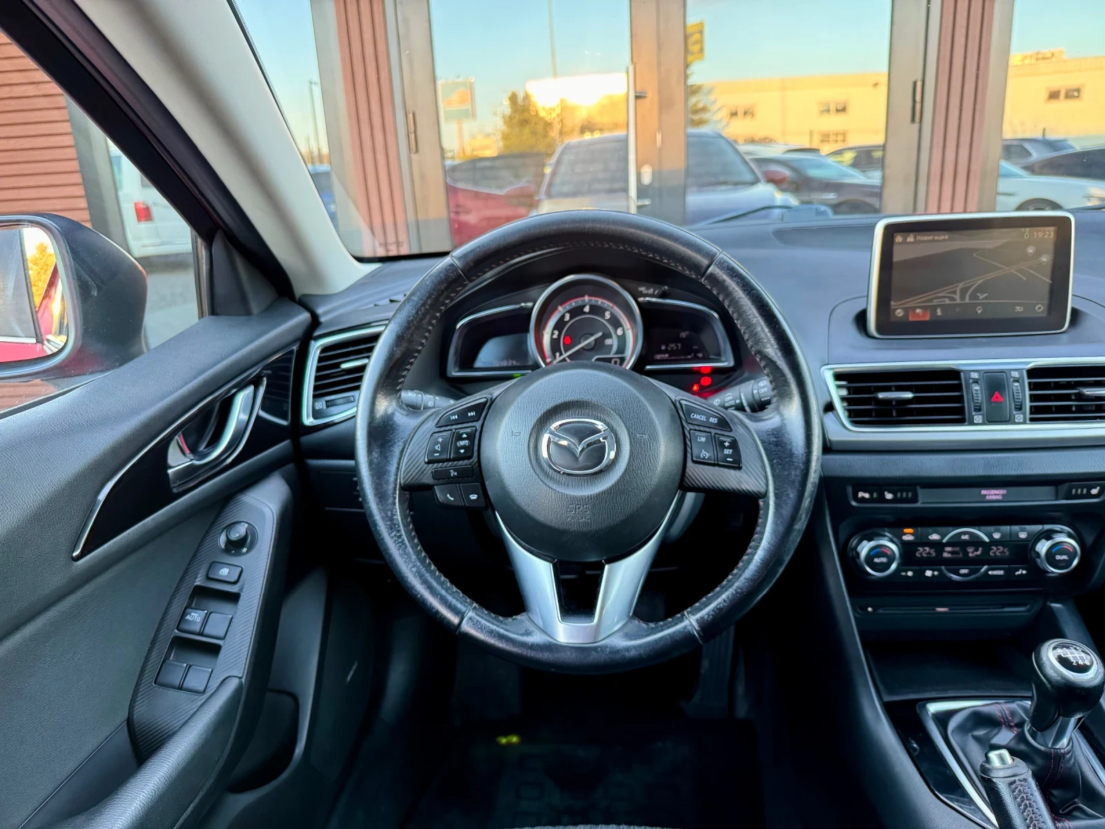 Mazda 3 2.2 SKYACTIV-D* Head up* Bose* Keyless, снимка 10 - Автомобили и джипове - 54137999