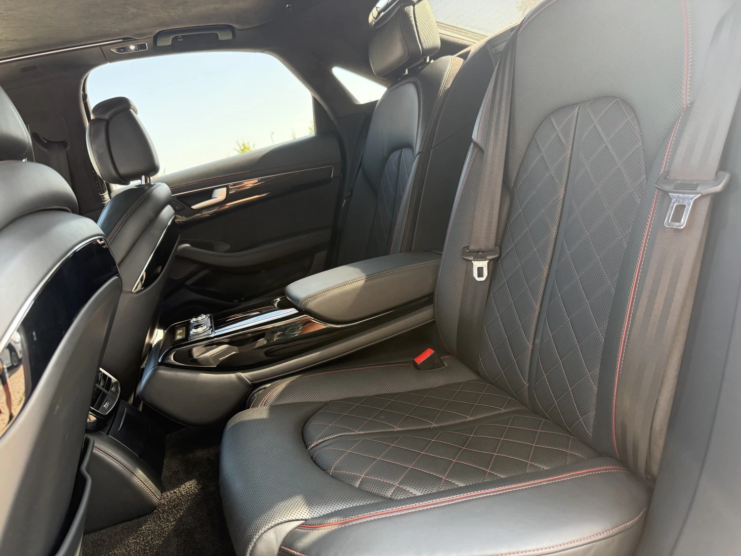 Audi S8 PLUS / CARBON / CERAMIC / 360 /ACC                , снимка 14 - Автомобили и джипове - 55050482