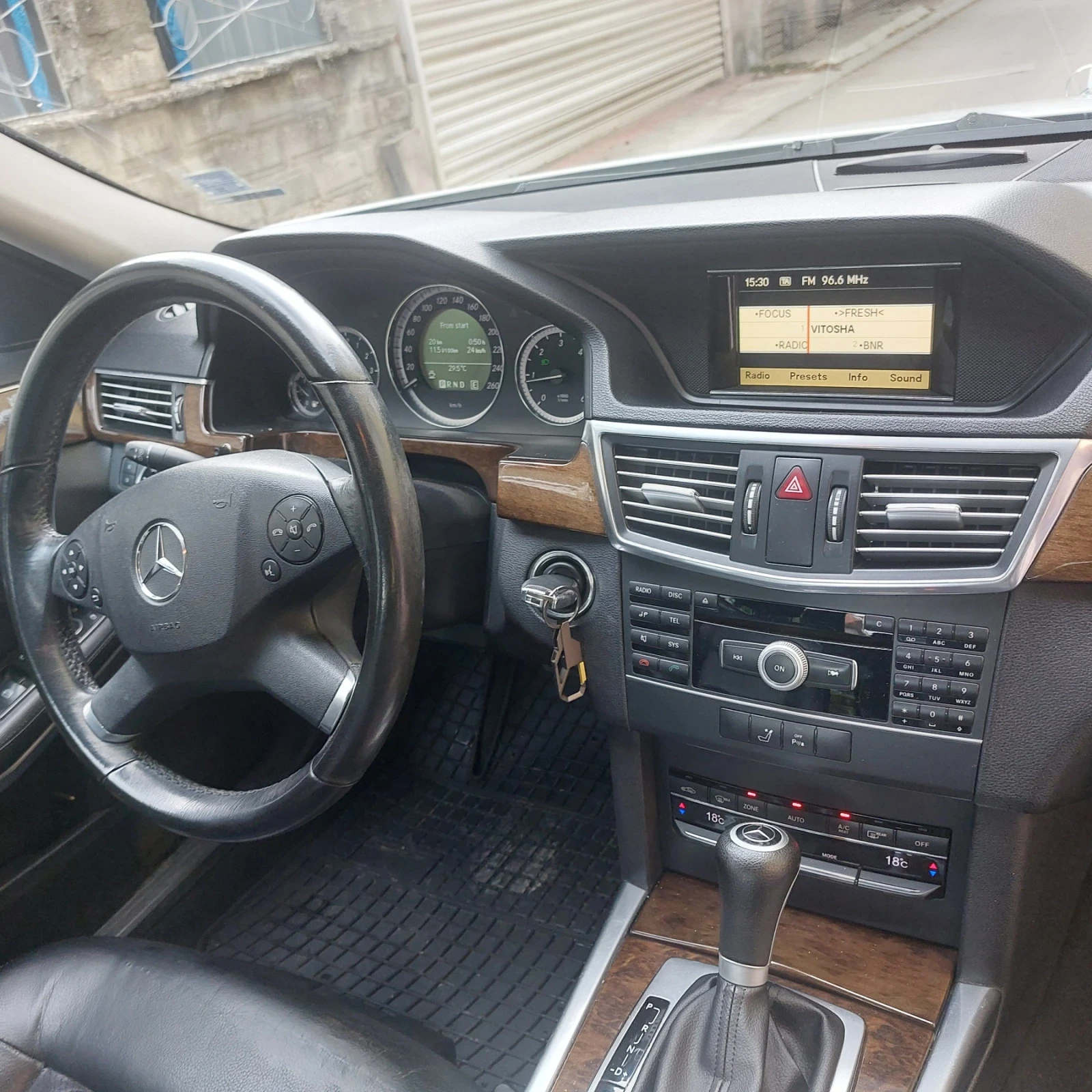 Mercedes-Benz E 200 2.2CDI, снимка 7 - Автомобили и джипове - 55993808