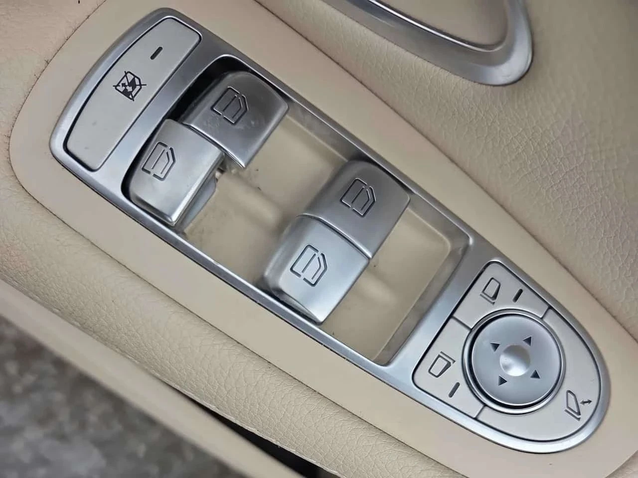 Mercedes-Benz C 300, снимка 12 - Автомобили и джипове - 56689203
