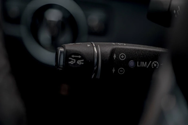 Mercedes-Benz ML 63 AMG 4Matic/Blind Assist/Lane Assist/Ambient/Камера 360, снимка 13 - Автомобили и джипове - 53191012