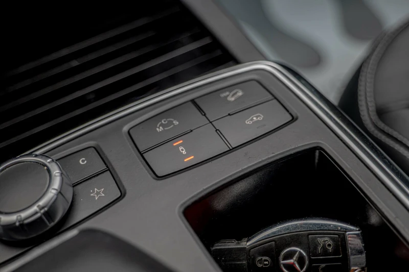 Mercedes-Benz ML 63 AMG 4Matic/Blind Assist/Lane Assist/Ambient/Камера 360, снимка 11 - Автомобили и джипове - 53191012