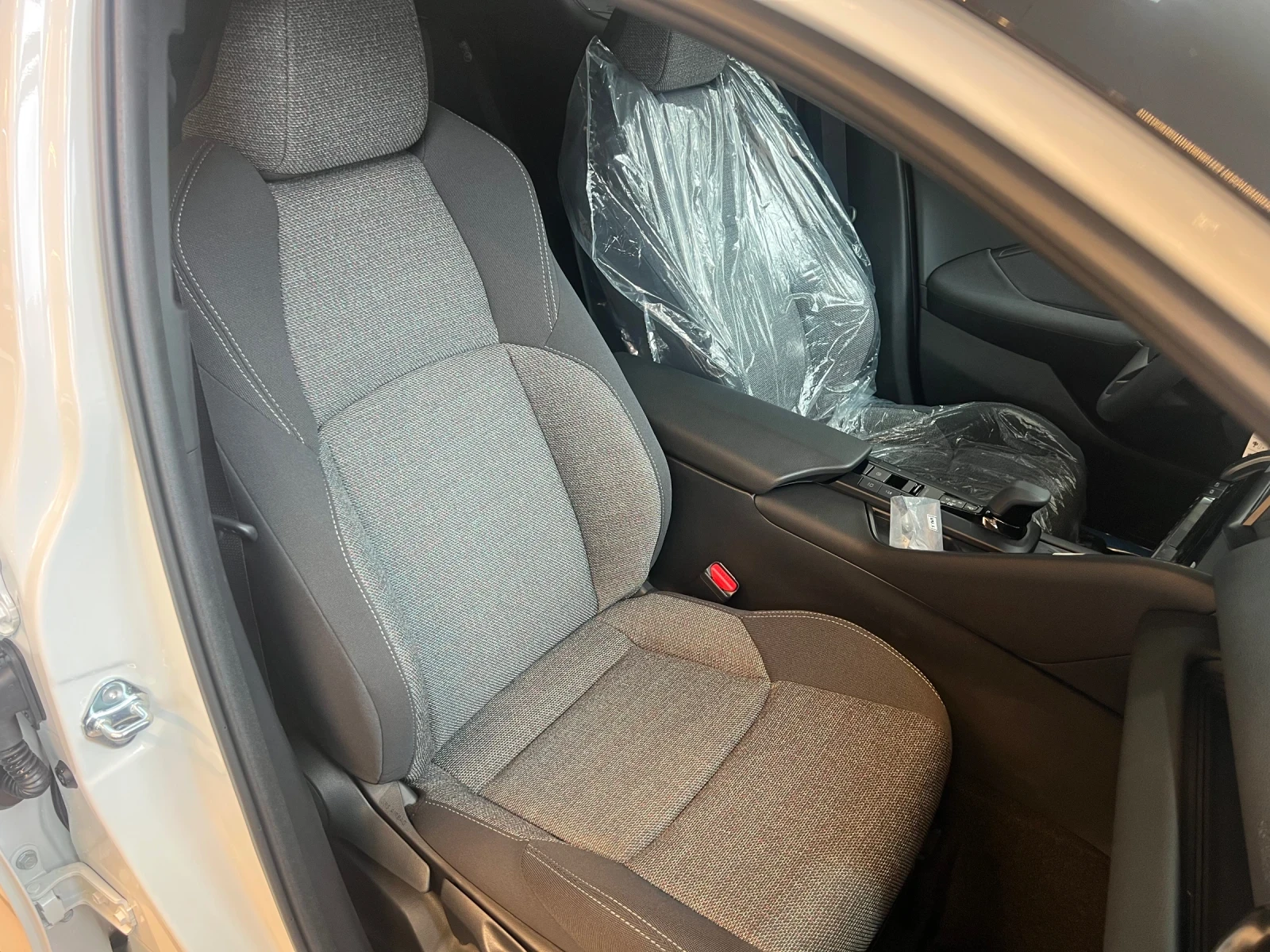 Toyota C-HR 1.8 HEV CLUB Bi-tone, снимка 9 - Автомобили и джипове - 53894518