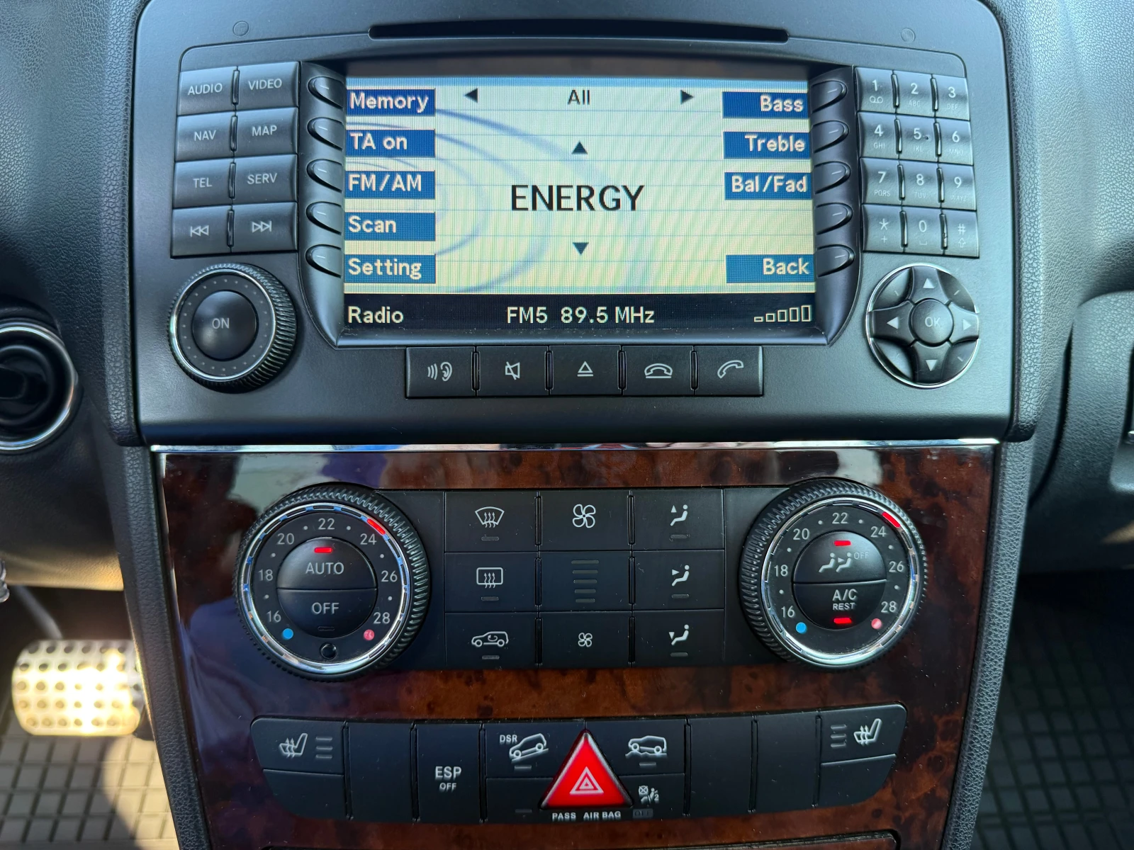 Mercedes-Benz ML 320 CDI ОБСЛУЖЕН* ПРУЖИНИ* ПОДГРЕВ* КОЖА* NAVI* XENON*, снимка 15 - Автомобили и джипове - 55266170