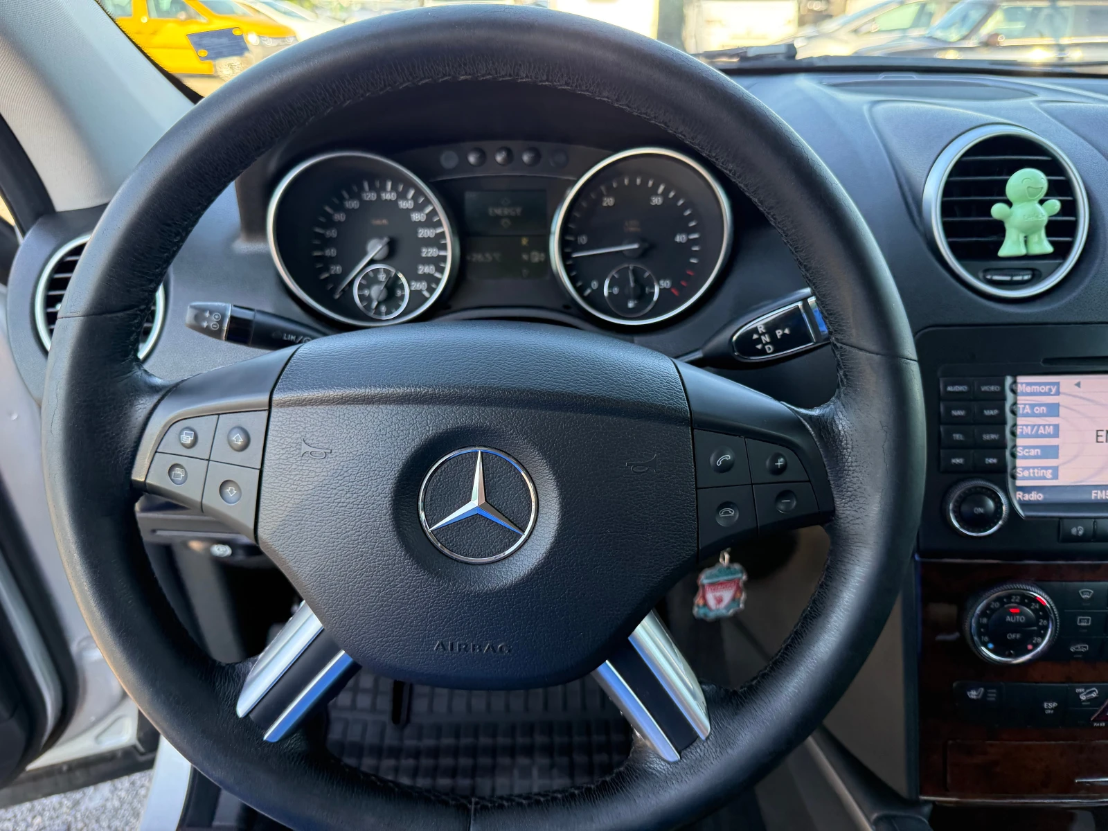 Mercedes-Benz ML 320 CDI ОБСЛУЖЕН* ПРУЖИНИ* ПОДГРЕВ* КОЖА* NAVI* XENON*, снимка 14 - Автомобили и джипове - 55266170