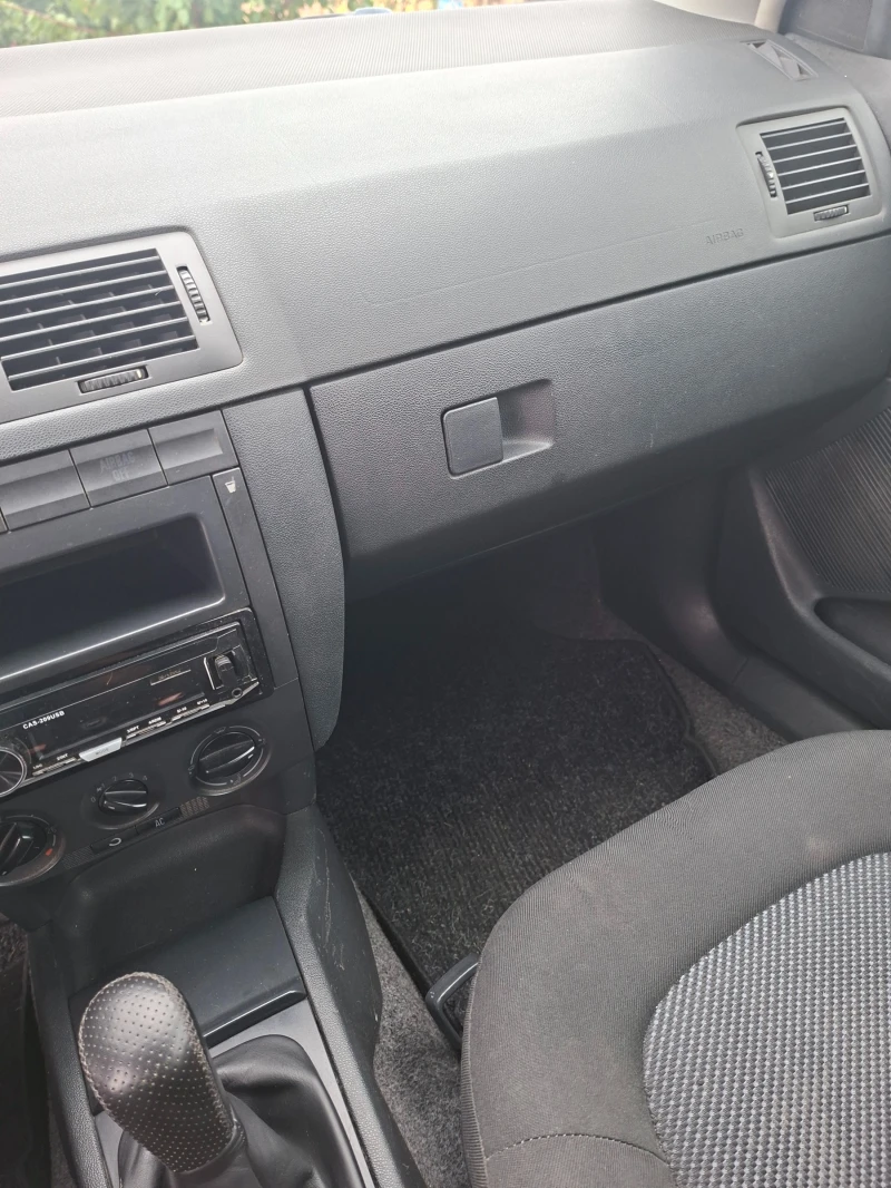 Skoda Fabia, снимка 11 - Автомобили и джипове - 52384890