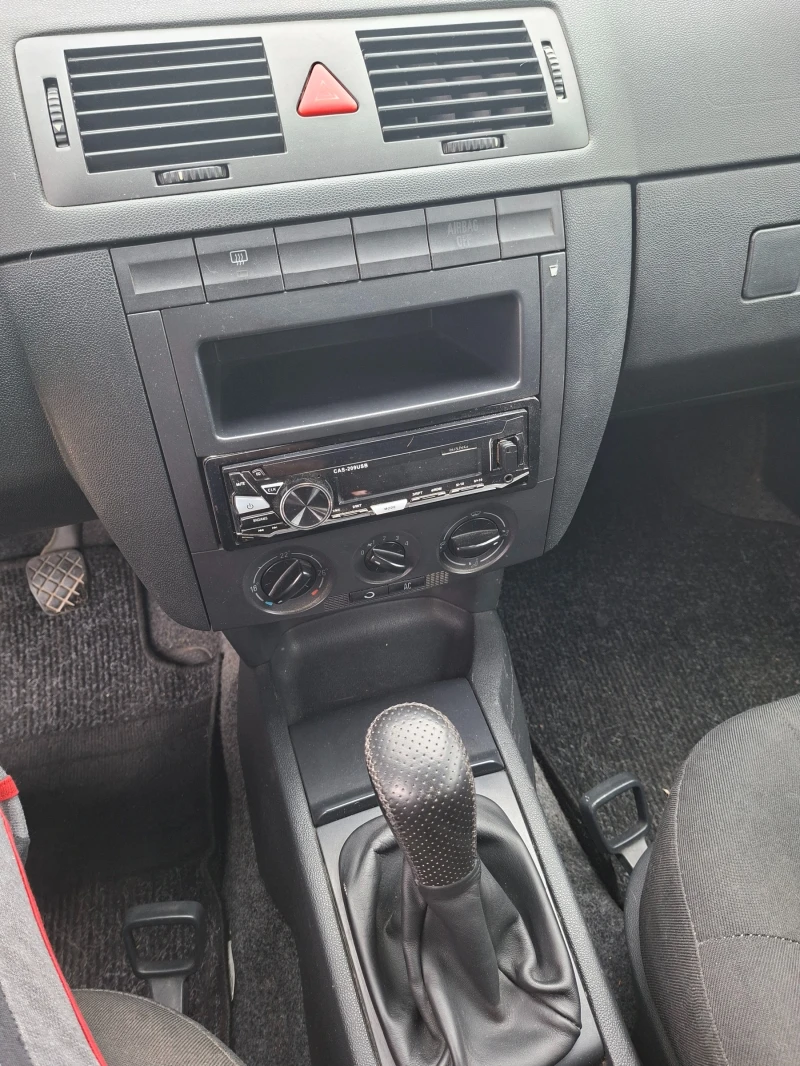 Skoda Fabia, снимка 10 - Автомобили и джипове - 52384890