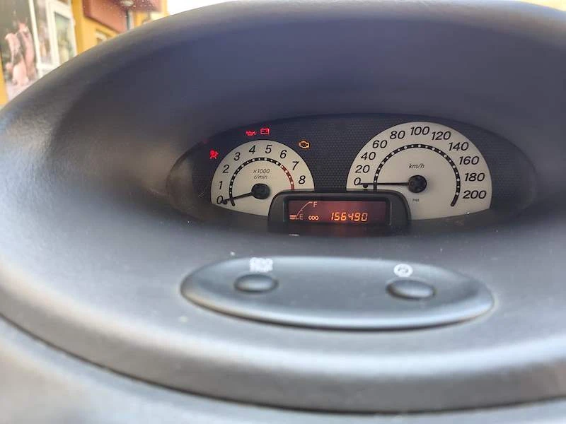 Toyota Yaris 1.5i 16V T Sport, снимка 2 - Автомобили и джипове - 55779377