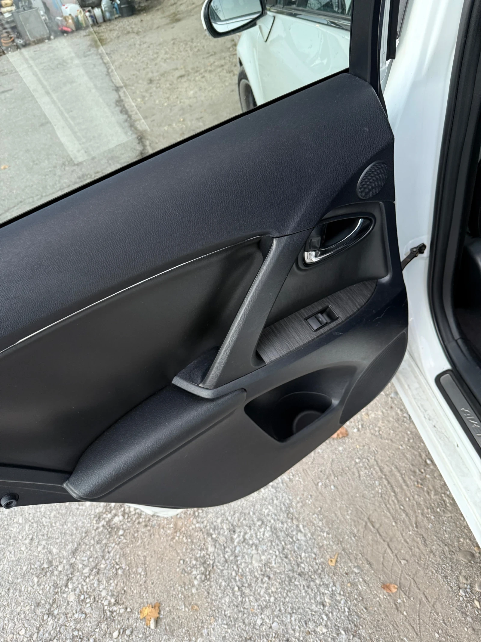 Toyota Avensis 2.2 d-cat Keyless, Панорама  | Mobile.bg — изображение 13