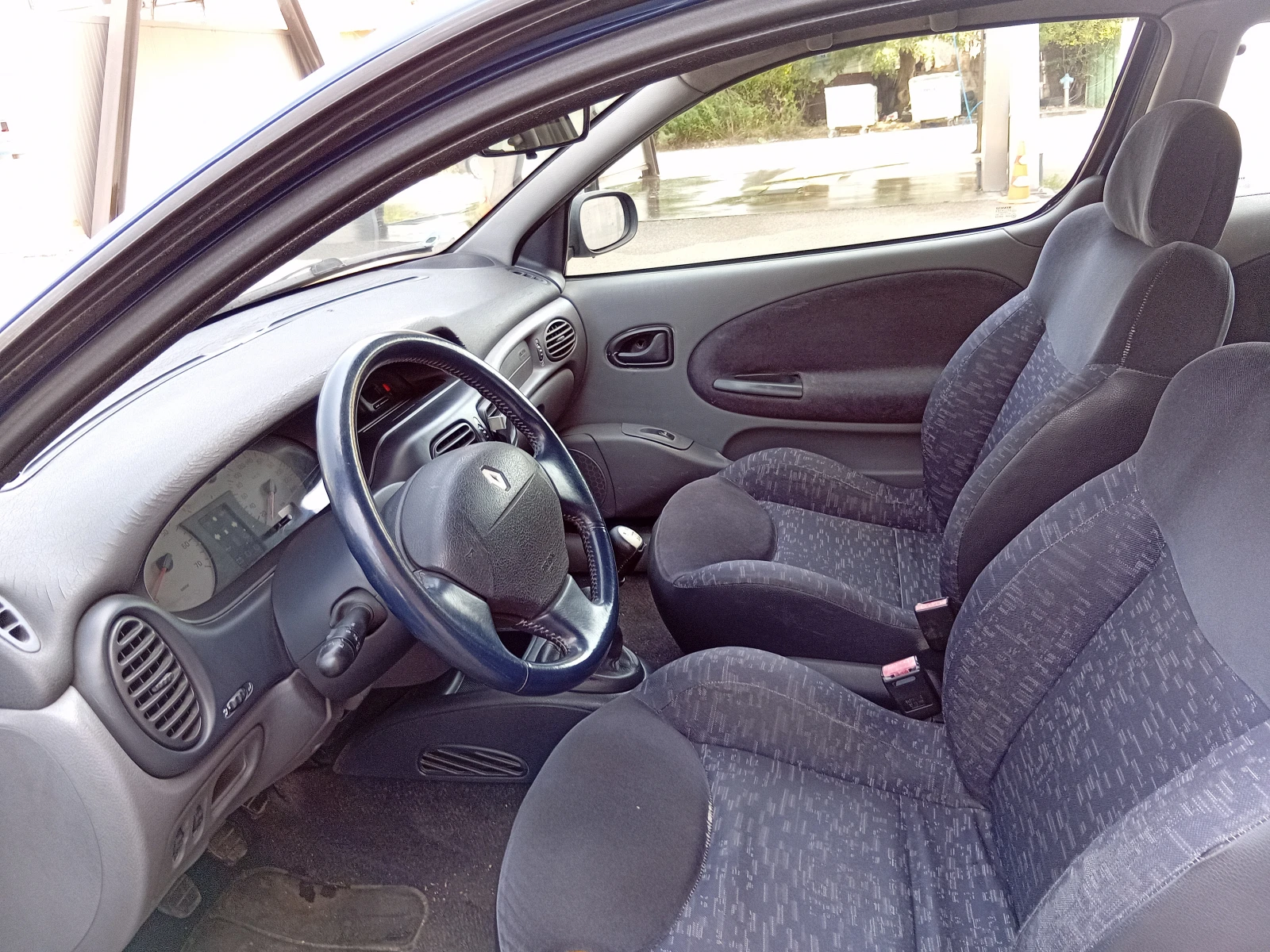 Renault Clio 1.4 16V, снимка 11 - Автомобили и джипове - 55100083
