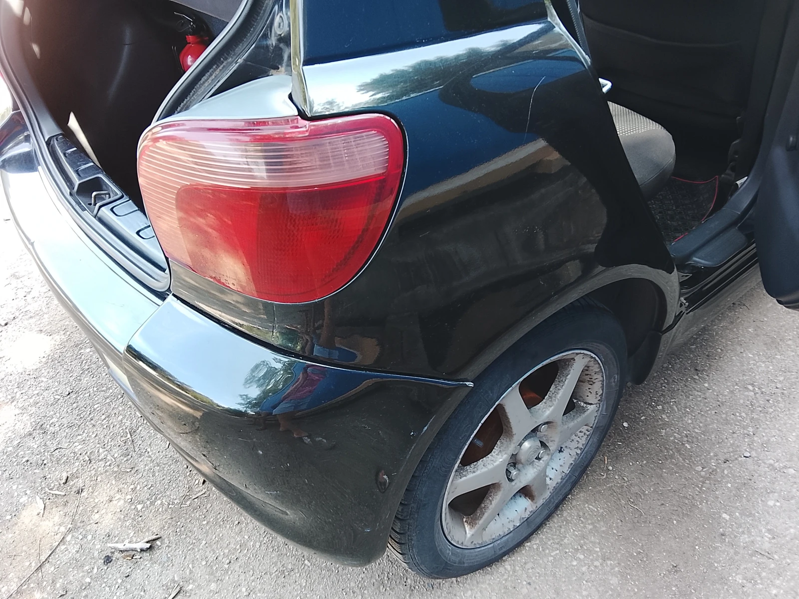 Toyota Yaris 1.5i 16V T Sport, снимка 15 - Автомобили и джипове - 55779377
