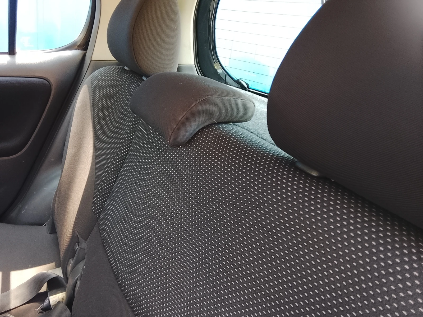 Toyota Yaris 1.5i 16V T Sport, снимка 7 - Автомобили и джипове - 55779377