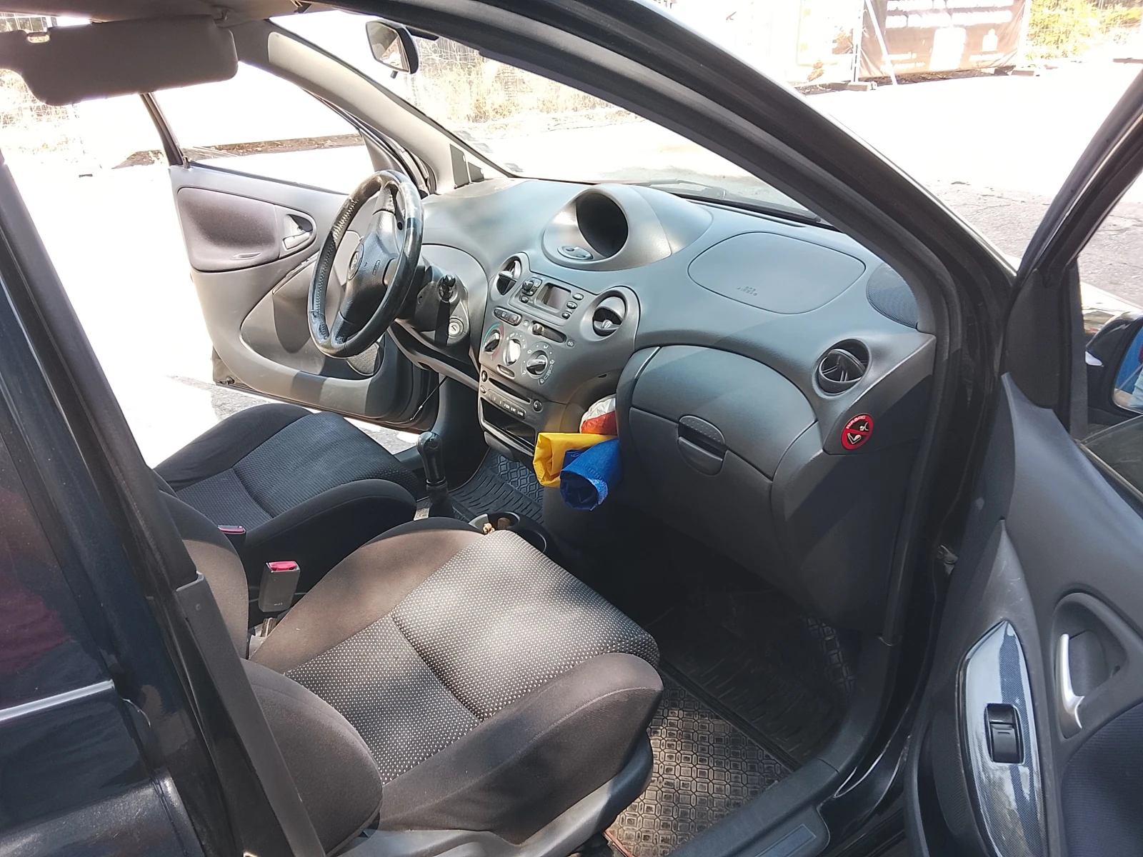 Toyota Yaris 1.5i 16V T Sport, снимка 14 - Автомобили и джипове - 55779377