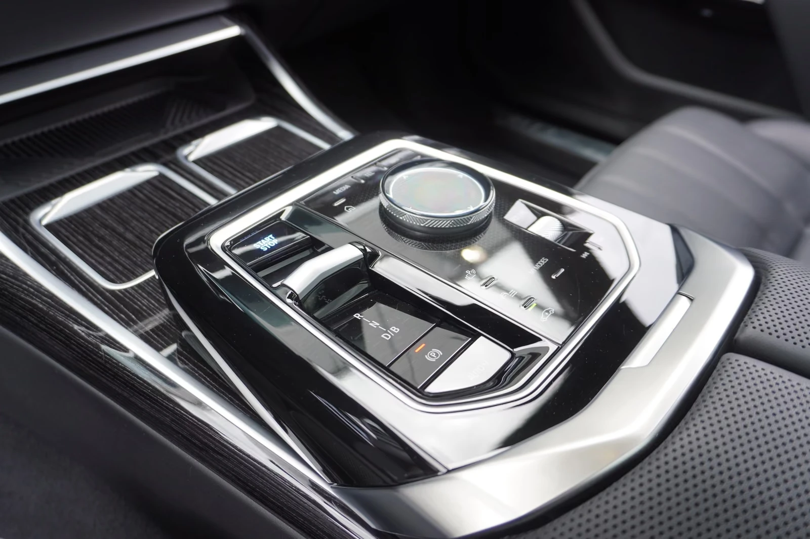 BMW i7 xDrive60/360/ICONIC GLOW/HUD/PANO/B&W/SHADOW PACK/ | Mobile.bg � ����������� 12