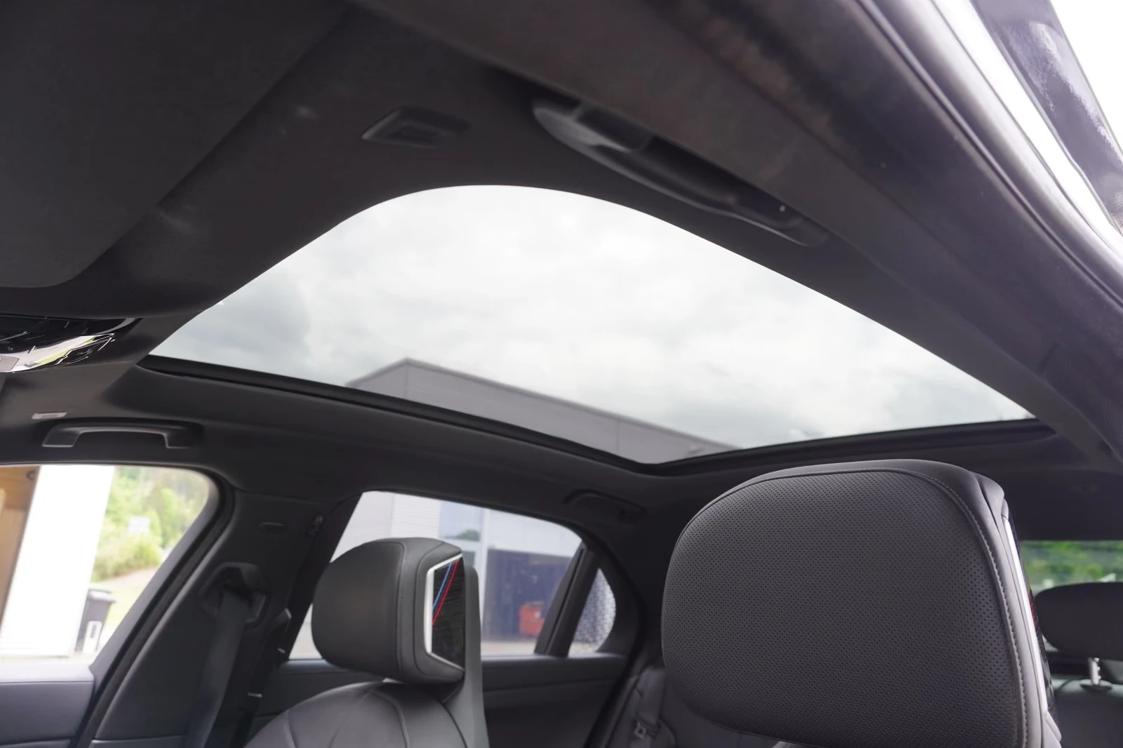 BMW i7 xDrive60/360/ICONIC GLOW/HUD/PANO/B&W/SHADOW PACK/ | Mobile.bg � ����������� 13