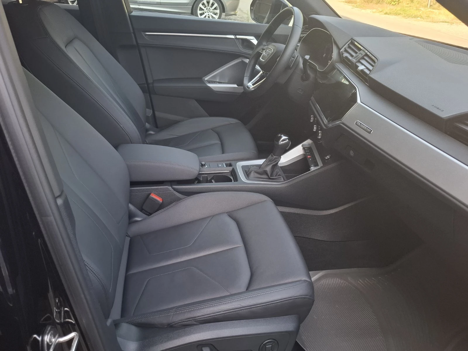 Audi Q3 2.0TFSI, снимка 9 - Автомобили и джипове - 55656052